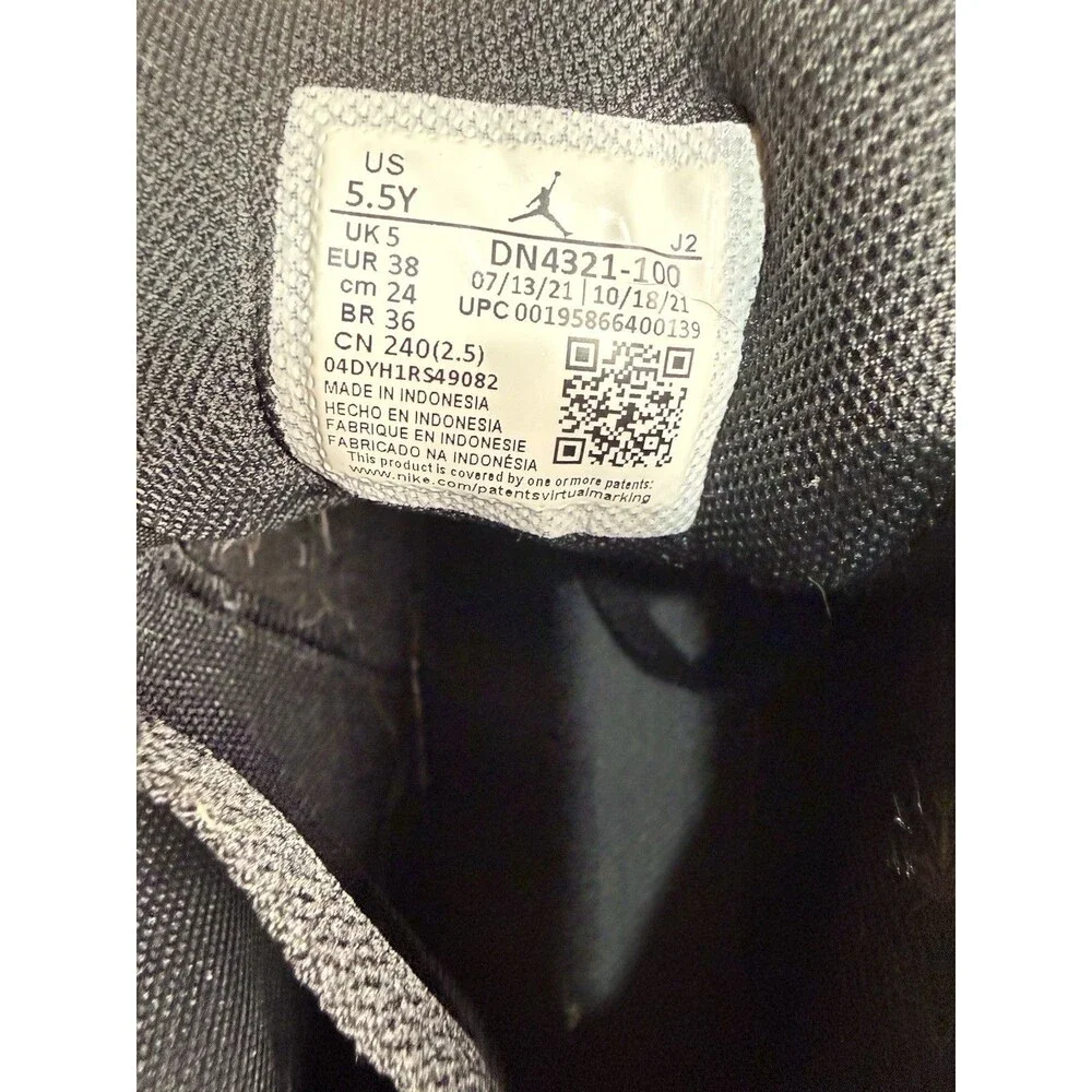 Air Jordan 1 Mid SE GS “Light Smoke Grey Shimmer” – Size 5.5Y / Women’s 7